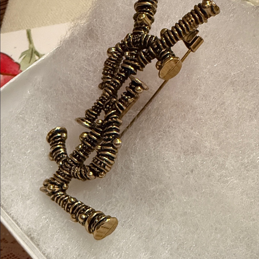 Fashion Jewelry Gold Brooch - Picture 7 of 8